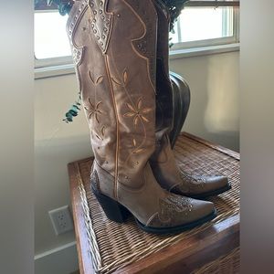 Woman’s cowgirl boots size 6-6.5
